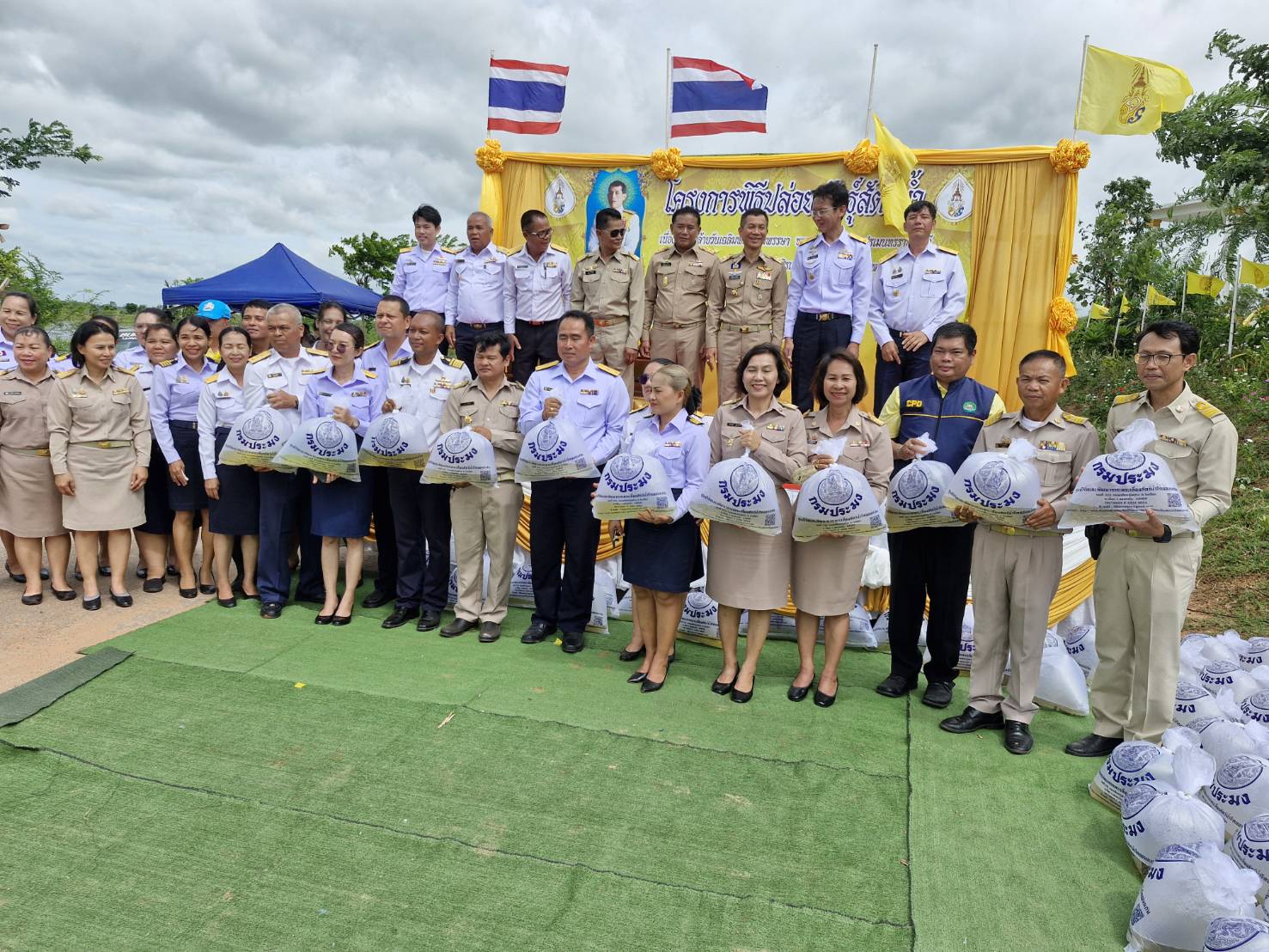 พช.ขอนแก่น : ร่วมพิธีปล่อยพันธุ์สัตว์น้ำเฉลิมพระเกียรติพระบาทสมเด็จพระเจ้าอยู่หัว เนื่องในโอกาสวันเฉลิมพระชนมพรรษา 28 กรกฎาคม 2568 ณ อำเภอหนองสองห้อง จังหวัดขอนแก่น