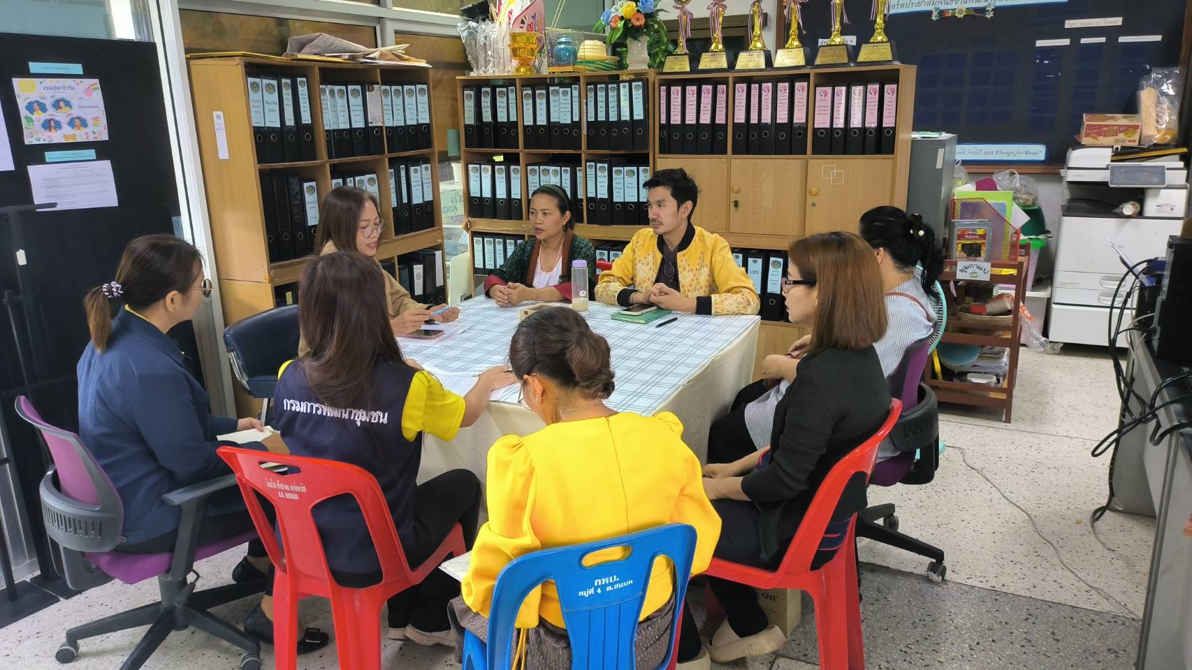 พช.ขอนแก่น : ลงพื้นที่ติดตามความก้าวหน้าการส่งผ้าทอลายพระราชทาน ผ้าลายสิริราชพัสตราภรณ์ และหัตถกรรม ของกลุ่มทอผ้าของอำเภอชนบท