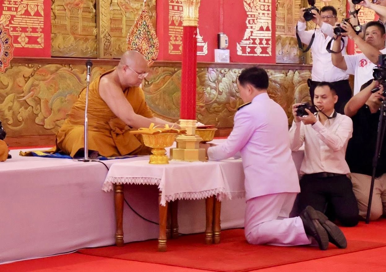 จังหวัดขอนแก่น : ถวายเทียนพรรษาและผ้าอาบน้ำฝนพระราชทาน ประจำปี 2568 เนื่องในวันเข้าพรรษา