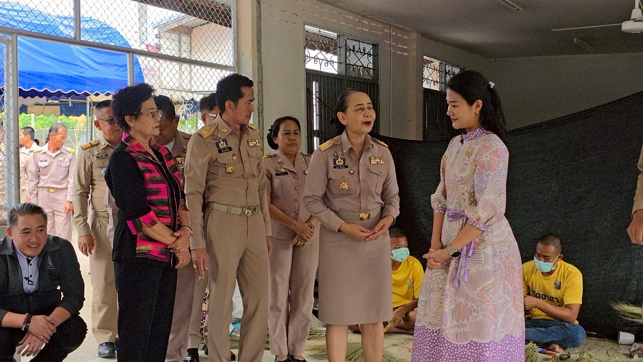จังหวัดขอนแก่น : รัฐมนตรีช่วยว่าการกระทรวงมหาดไทย (นางสาวธีรรัตน์ สำเร็จวาณิชย์) ติดตามโครงการเครือข่ายกองทุนแม่ของแผ่นดินระดับจังหวัดหนุนเสริมสัมมาชีพชุมชนแก่เยาวชนกลุ่มเสี่ยงหรือผู้ผ่านการบำบัด คืนคนดีสู่สังคมอย่างยั่งยืน จังหวัดขอนแก่น