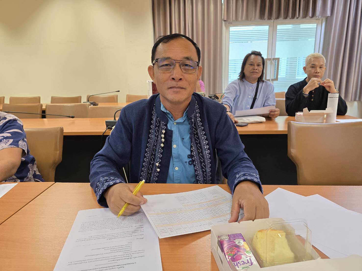 พช.ขอนแก่น : จัดประชุมคัดเลือกผู้ผลิต ผู้ประกอบการ OTOP เข้าร่วมงาน OTOP ศิลปาชีพ ประทีปไทย OTOP ก้าวไกลด้วยพระบารมี