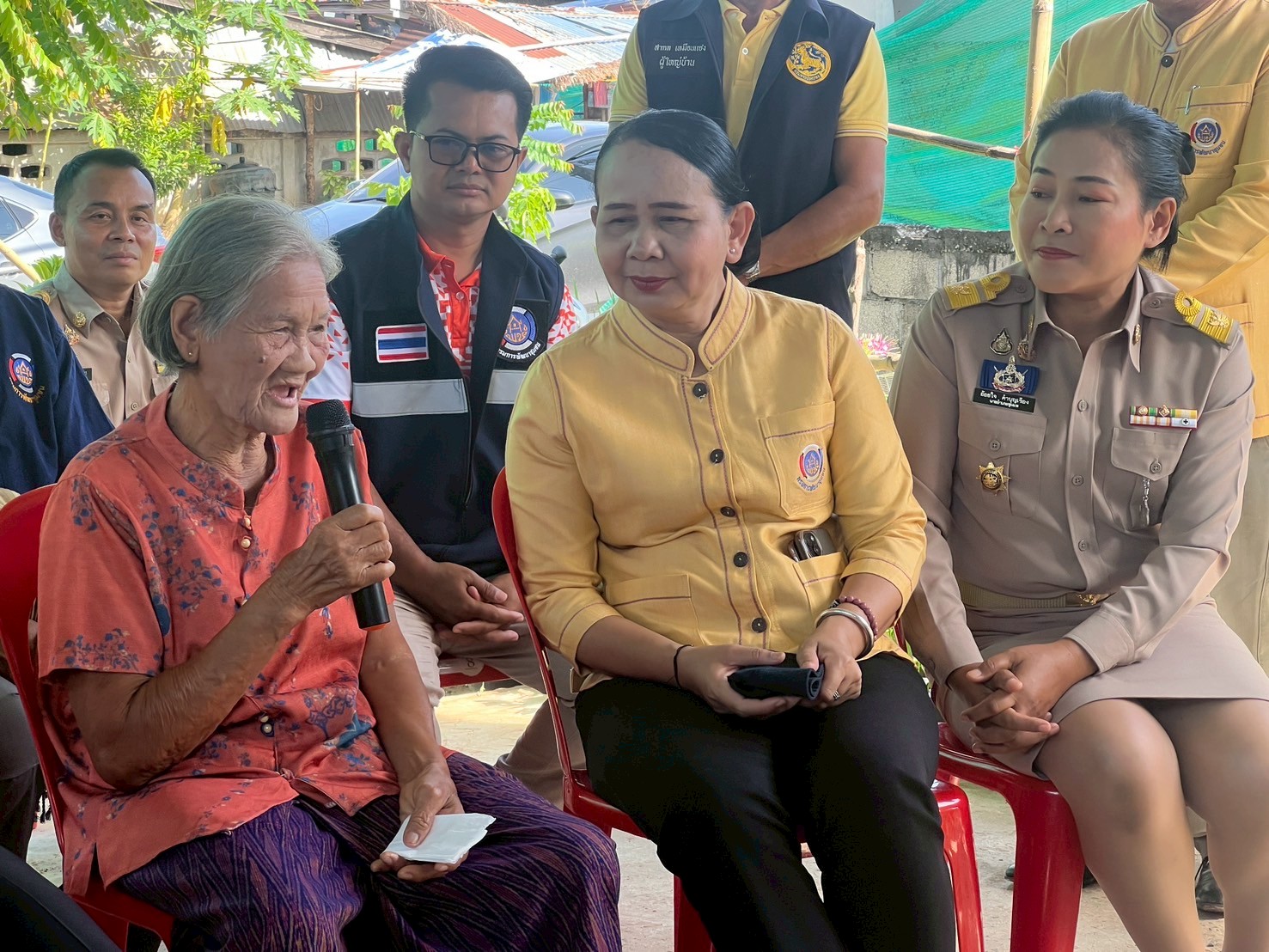 พช.ขอนแก่น : รอง ผู้ว่าฯ ขอนแก่น นำทีม ศจพ.จ. ลงพื้นที่ติดตามการแก้ไขปัญหาความยากจนในระดับพื้นที่ และเยี่ยมให้กำลังใจครัวเรือนตกเกณฑ์ในมิติต่าง ๆ ณ พื้นที่ ณ อำเภอชุมแพ และอำเภอภูผาม่าน