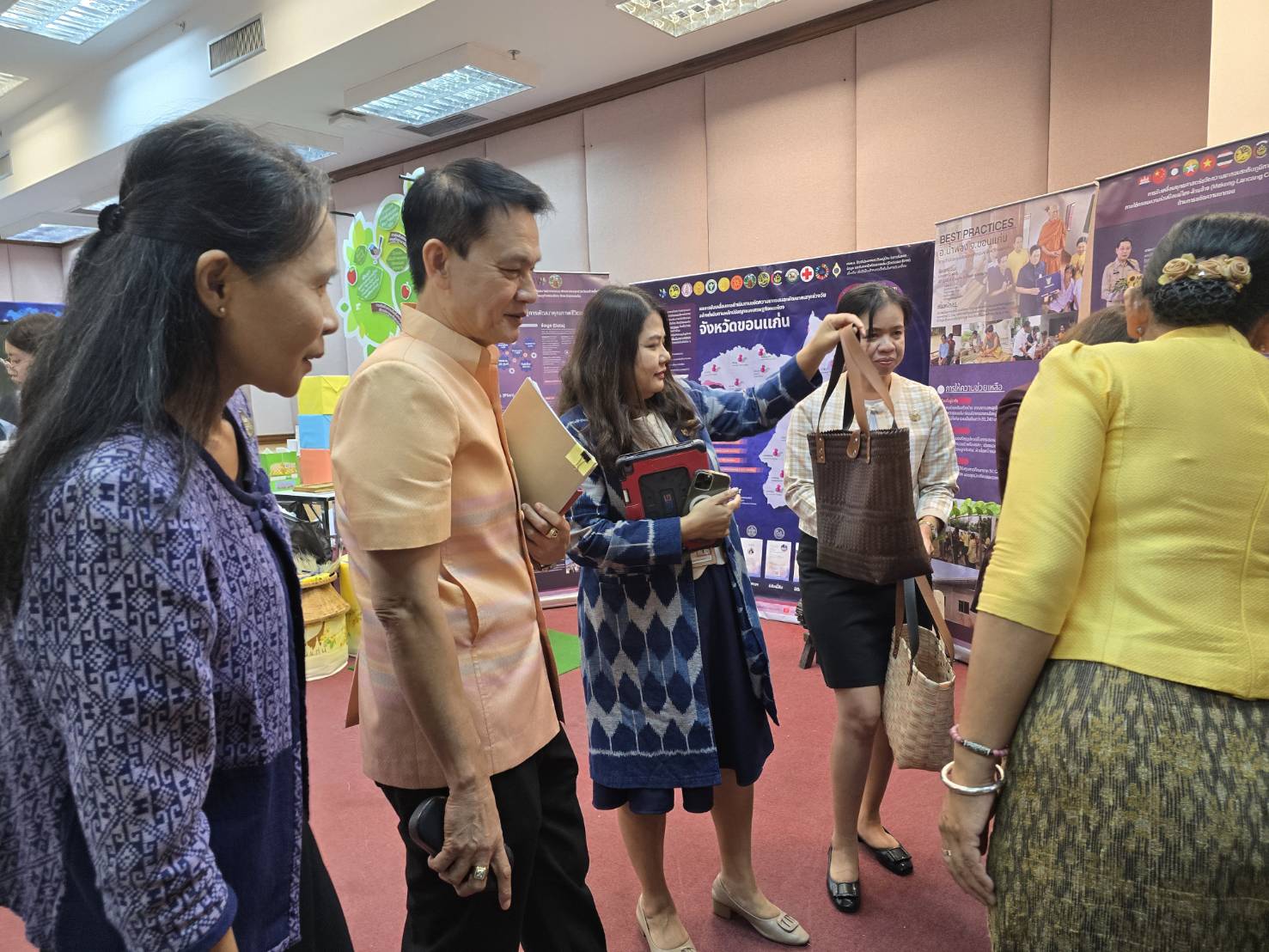 พช.ขอนแก่น : นำเจ้าหน้าที่พัฒนาชุมชน และภาคีเครือข่ายการพัฒนาชุมชน ร่วมจัดนิทรรศการ เพื่อสนับสนุนข้อมูลการตรวจประเมิน ณ พื้นที่ปฏิบัติงาน (Site Visit) รางวัลเลิศรัฐ สาขาคุณภาพบริหารจัดการภาครัฐ 4.0 (PMQA 4.0)