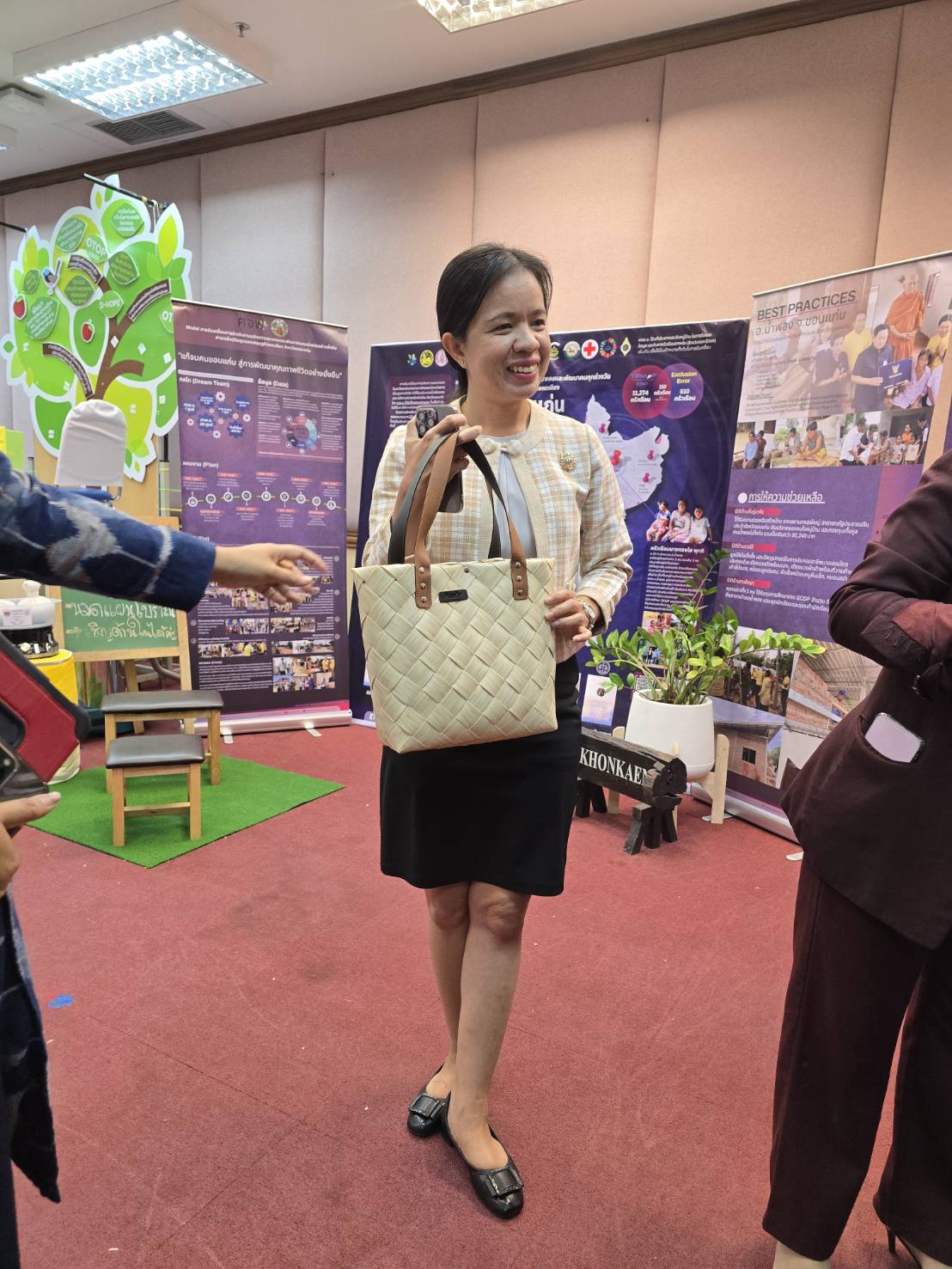 พช.ขอนแก่น : นำเจ้าหน้าที่พัฒนาชุมชน และภาคีเครือข่ายการพัฒนาชุมชน ร่วมจัดนิทรรศการ เพื่อสนับสนุนข้อมูลการตรวจประเมิน ณ พื้นที่ปฏิบัติงาน (Site Visit) รางวัลเลิศรัฐ สาขาคุณภาพบริหารจัดการภาครัฐ 4.0 (PMQA 4.0)
