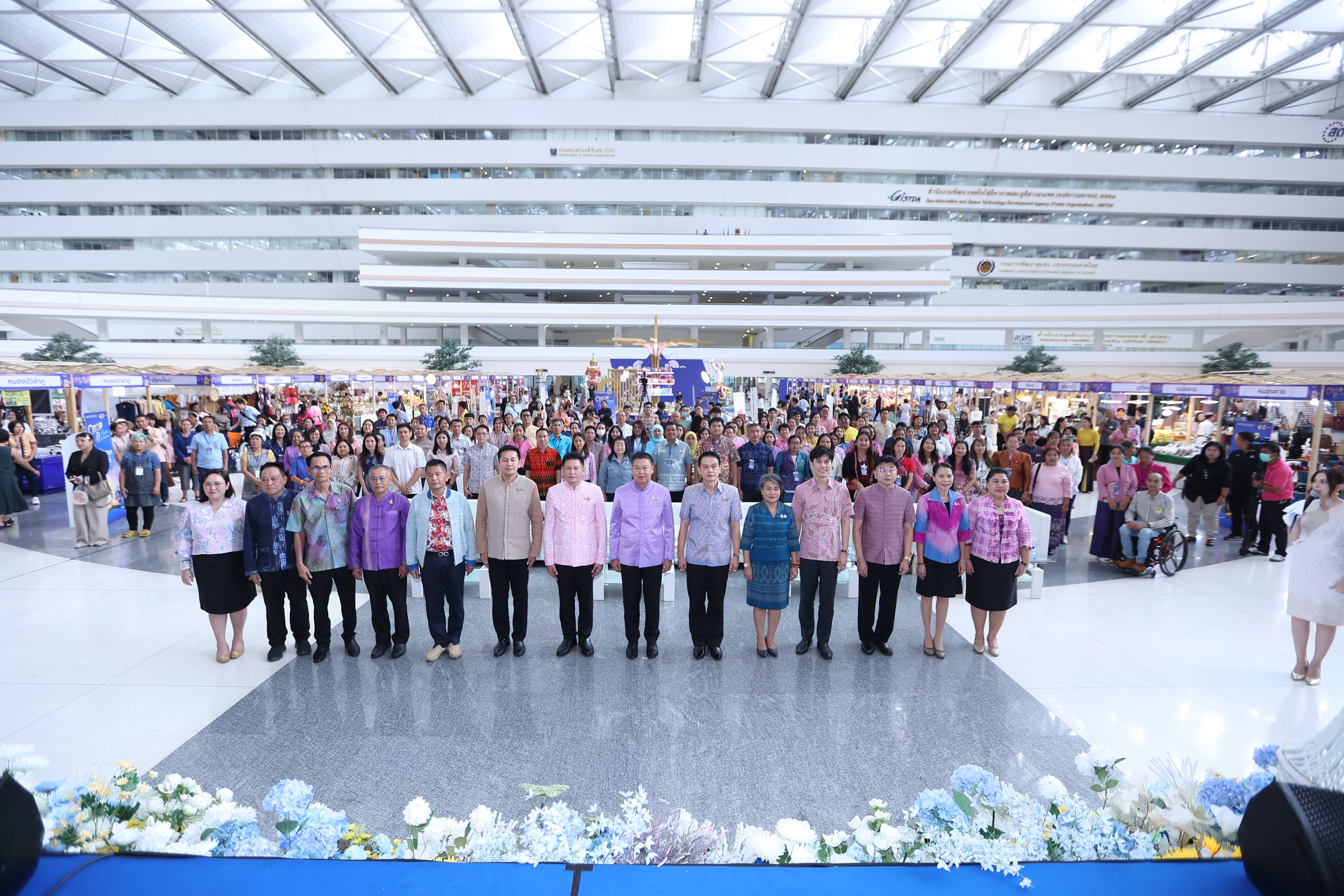 จังหวัดขอนแก่น : นำผู้ผลิต ผู้ประกอบการ OTOP เข้าร่วมแสดงและจำหน่ายสินค้า ในกิจกรรมการประชาสัมพันธ์สร้างการรับรู้การพัฒนาผลิตภัณฑ์ OTOP กลุ่มปรับตัวสู่การพัฒนา (Quadrant D) ให้มีคุณภาพมาตรฐาน ณ ลานอเนกประสงค์ ชั้น 2 อาคารรัฐประศาสนภักดี (อาคาร B) ศูนย์ราชการเฉลิมพระเกียรติฯ แขวงทุ่งสองห้อง เขตหลักสี่ กทม.