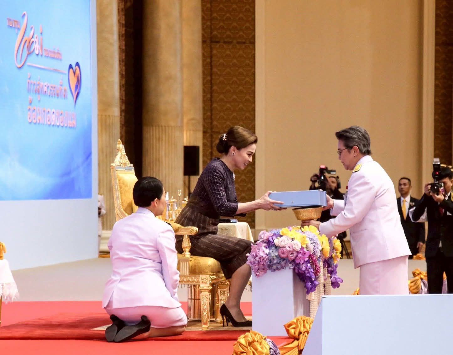 จังหวัดขอนแก่น : ผู้ว่าฯ ขอนแก่น เฝ้ารับเสด็จฯ สมเด็จพระนางเจ้าฯ พระบรมราชินี และเข้าเฝ้าฯ รับพระราชทานเงินพระราชทานขวัญถุงกองทุนแม่ของแผ่นดิน ในงานมหกรรมกองทุนแม่ของแผ่นดิน ประจำปี 2568