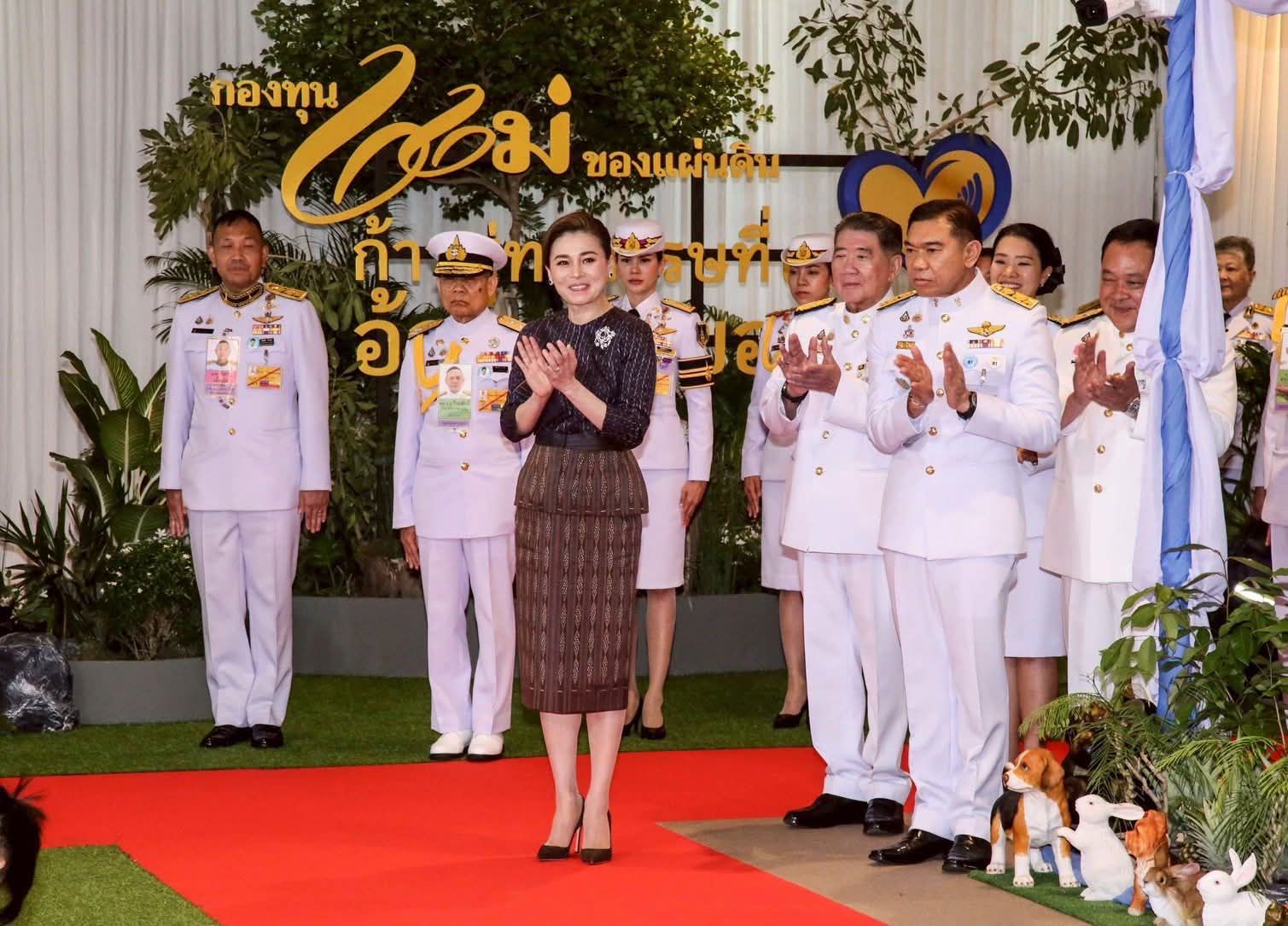 จังหวัดขอนแก่น : ผู้ว่าฯ ขอนแก่น เฝ้ารับเสด็จฯ สมเด็จพระนางเจ้าฯ พระบรมราชินี และเข้าเฝ้าฯ รับพระราชทานเงินพระราชทานขวัญถุงกองทุนแม่ของแผ่นดิน ในงานมหกรรมกองทุนแม่ของแผ่นดิน ประจำปี 2568