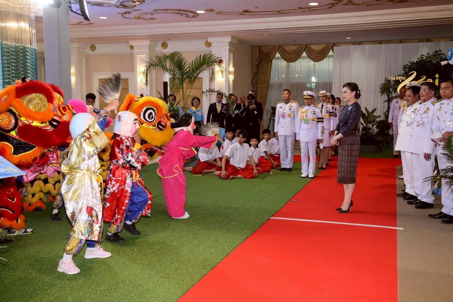 จังหวัดขอนแก่น : ผู้ว่าฯ ขอนแก่น เฝ้ารับเสด็จฯ สมเด็จพระนางเจ้าฯ พระบรมราชินี และเข้าเฝ้าฯ รับพระราชทานเงินพระราชทานขวัญถุงกองทุนแม่ของแผ่นดิน ในงานมหกรรมกองทุนแม่ของแผ่นดิน ประจำปี 2568