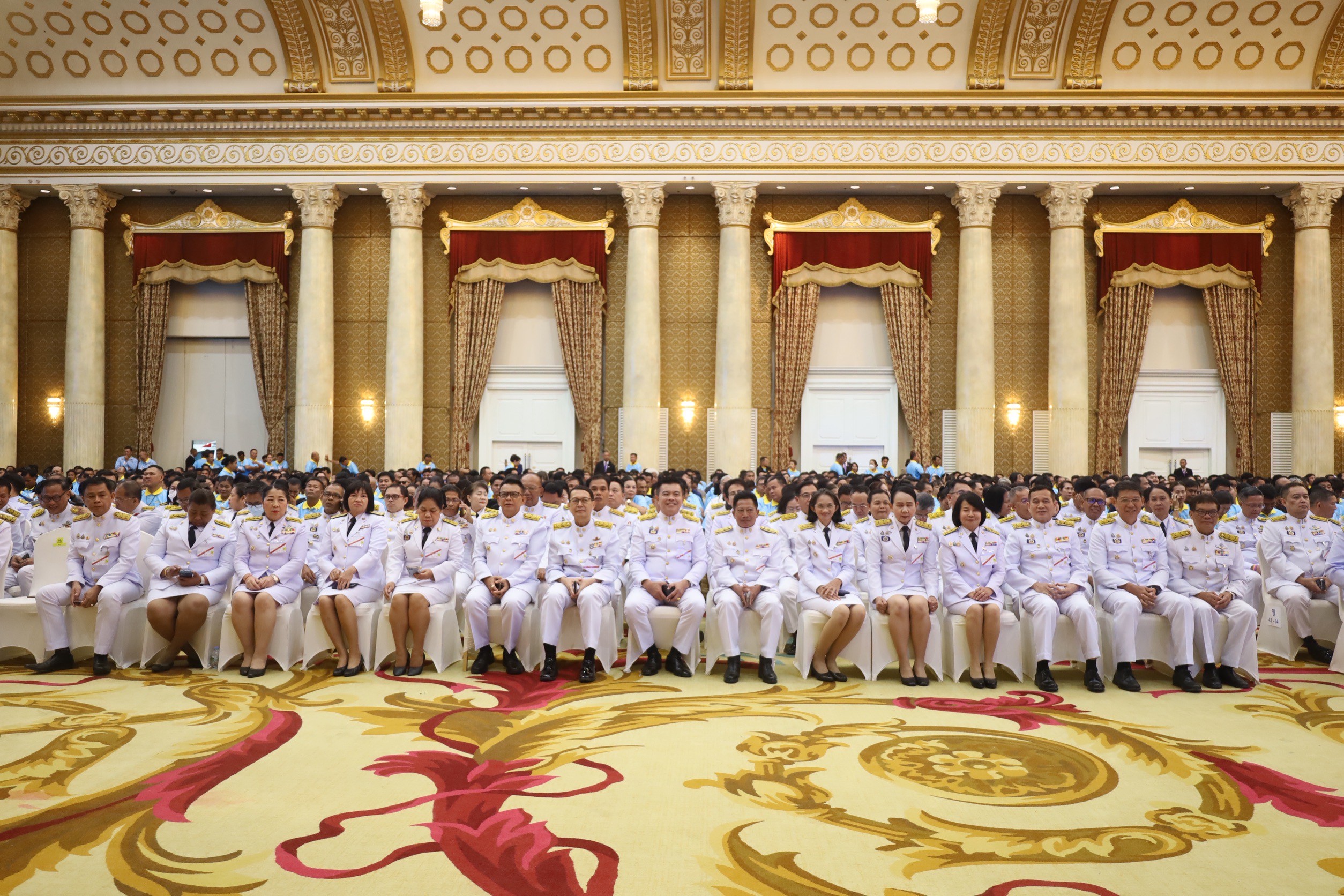 จังหวัดขอนแก่น : ผู้ว่าฯ ขอนแก่น เฝ้ารับเสด็จฯ สมเด็จพระนางเจ้าฯ พระบรมราชินี และเข้าเฝ้าฯ รับพระราชทานเงินพระราชทานขวัญถุงกองทุนแม่ของแผ่นดิน ในงานมหกรรมกองทุนแม่ของแผ่นดิน ประจำปี 2568