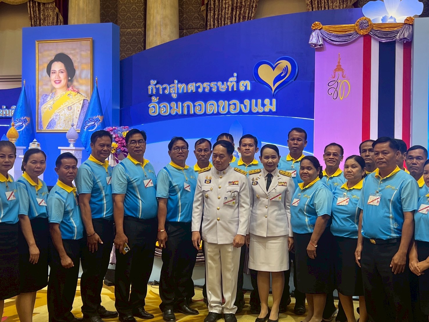 จังหวัดขอนแก่น : ผู้ว่าฯ ขอนแก่น เฝ้ารับเสด็จฯ สมเด็จพระนางเจ้าฯ พระบรมราชินี และเข้าเฝ้าฯ รับพระราชทานเงินพระราชทานขวัญถุงกองทุนแม่ของแผ่นดิน ในงานมหกรรมกองทุนแม่ของแผ่นดิน ประจำปี 2568
