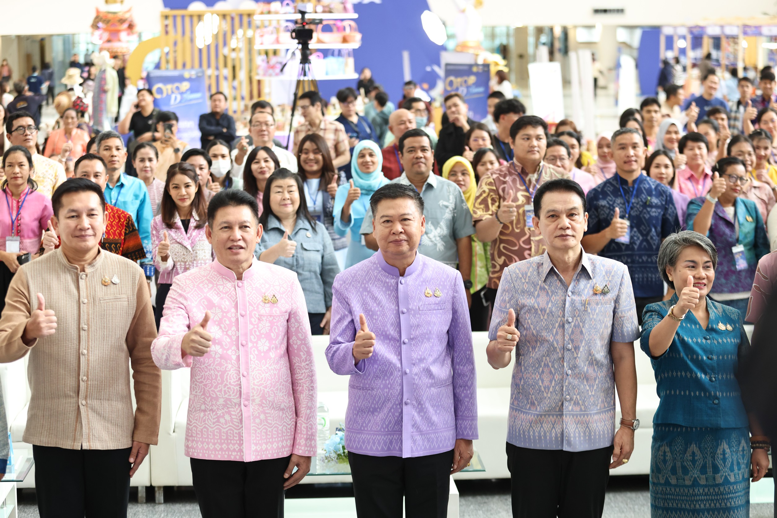 จังหวัดขอนแก่น : นำผู้ผลิต ผู้ประกอบการ OTOP เข้าร่วมแสดงและจำหน่ายสินค้า ในกิจกรรมการประชาสัมพันธ์สร้างการรับรู้การพัฒนาผลิตภัณฑ์ OTOP กลุ่มปรับตัวสู่การพัฒนา (Quadrant D) ให้มีคุณภาพมาตรฐาน ณ ลานอเนกประสงค์ ชั้น 2 อาคารรัฐประศาสนภักดี (อาคาร B) ศูนย์ราชการเฉลิมพระเกียรติฯ แขวงทุ่งสองห้อง เขตหลักสี่ กทม.