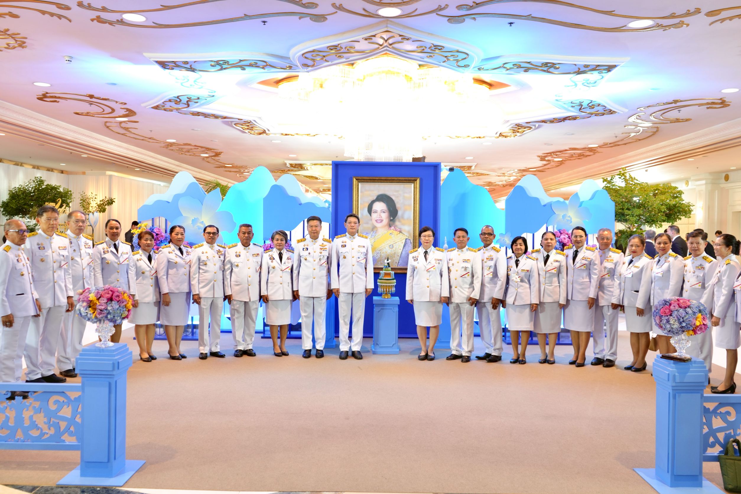 จังหวัดขอนแก่น : ผู้ว่าฯ ขอนแก่น เฝ้ารับเสด็จฯ สมเด็จพระนางเจ้าฯ พระบรมราชินี และเข้าเฝ้าฯ รับพระราชทานเงินพระราชทานขวัญถุงกองทุนแม่ของแผ่นดิน ในงานมหกรรมกองทุนแม่ของแผ่นดิน ประจำปี 2568