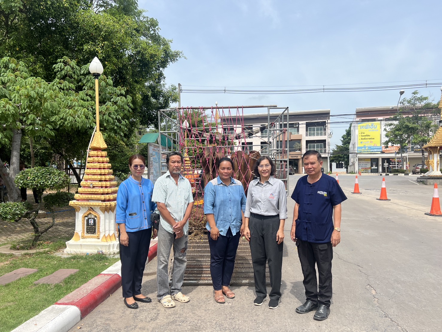 พช.ขอนแก่น : ผู้มีจิตศรัทธาไถ่ชีวิตโค มอบให้ครัวเรือนครัวเรือนยากจนเป้าหมายในโครงการขจัดความยากจนและพัฒนาคนทุกช่วงวัยอย่างยั่งยืนตามหลักปรัชญาของเศรษฐกิจพอเพียง อำเภอโนนศิลาและอำเภอโคกโพธิ์ไชย
