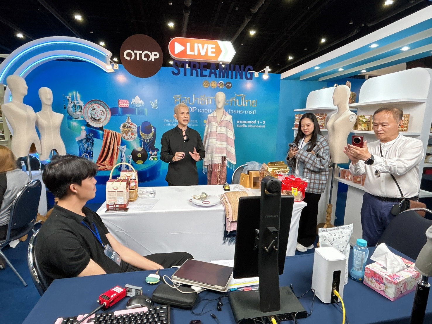 พช.ขอนแก่น : นำผู้ผลิต ผู้ประกอบการ OTOP เข้าร่วมจำหน่ายสินค้าในงาน OTOP ศิลปาชีพ ประทีปไทย OTOP หลอมดวงใจด้วยพระบารมี “FROM HAND TO HEART จากมือคนไทย สู่หัวใจคนทั้งโลก” ระหว่างวันที่ 9 – 17 สิงหาคม 2568 ณ อาคารชาเลนเจอร์ 1-3 อิมแพ็ค เมืองทองธานี อ.ปากเกร็ด จ.นนทบุรี (วันที่8)