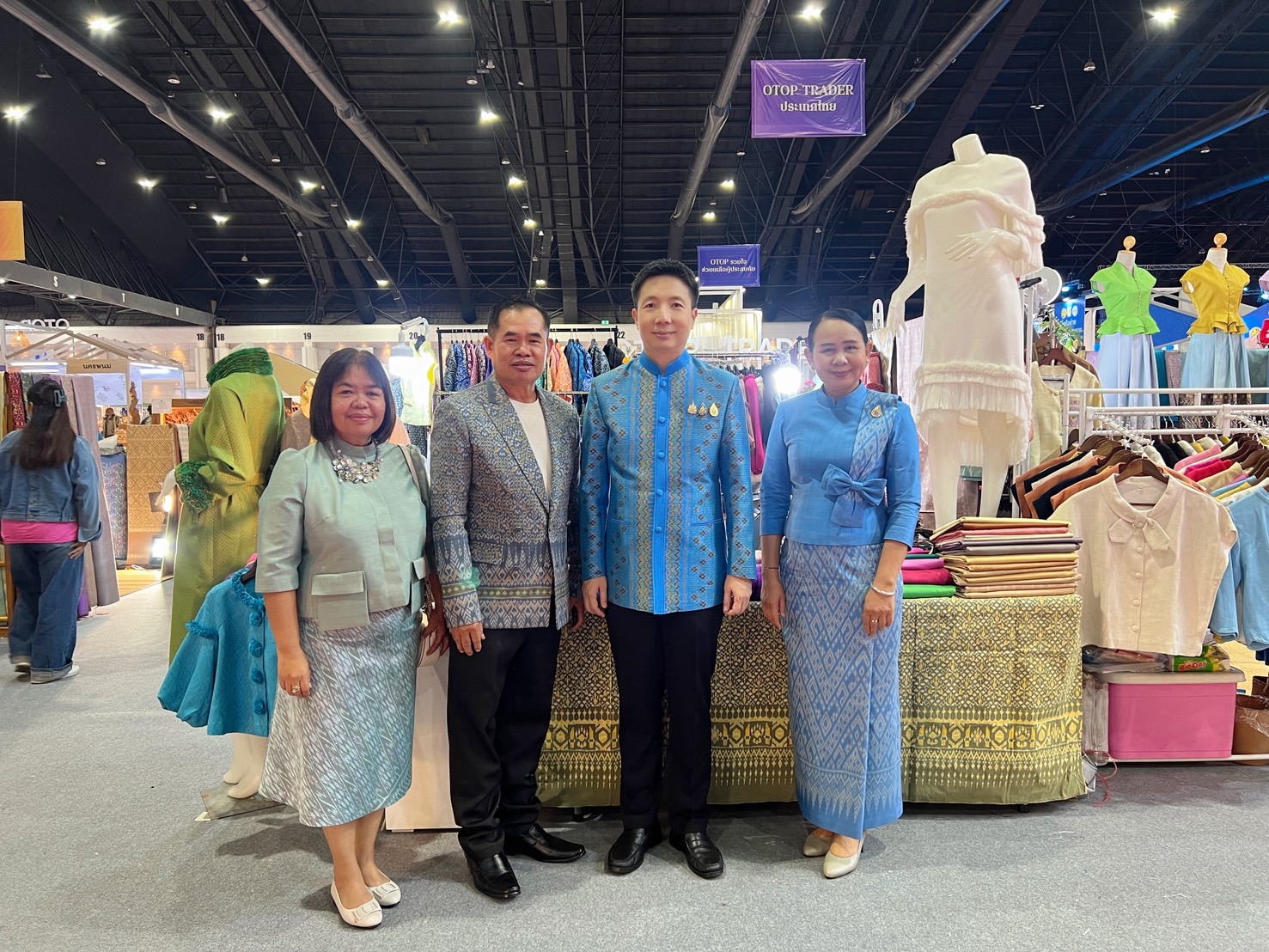 พช.ขอนแก่น : ร่วมเปิดงาน “OTOP ศิลปาชีพประทีปไทย OTOP หลอมดวงใจ ด้วยพระบารมี” ภายใต้แนวคิด จากสองมือคนไทย…สู่หัวใจคนทั้งโลก (From Hand To Heart)