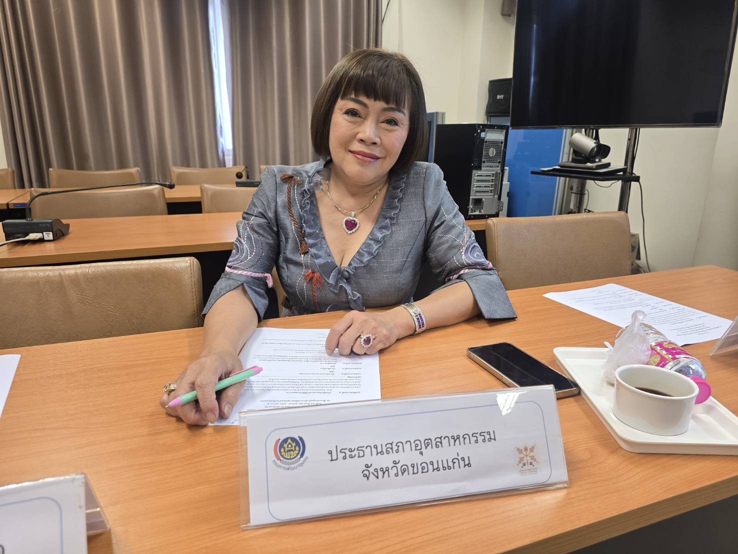 พช.ขอนแก่น : จัดประชุมเตรียมความพร้อมการจัดกิจกรรมเดินแบบผ้าไทยเพื่อการกุศล เพื่อนำรายได้มอบให้โรงพยาบาลขอนแก่น