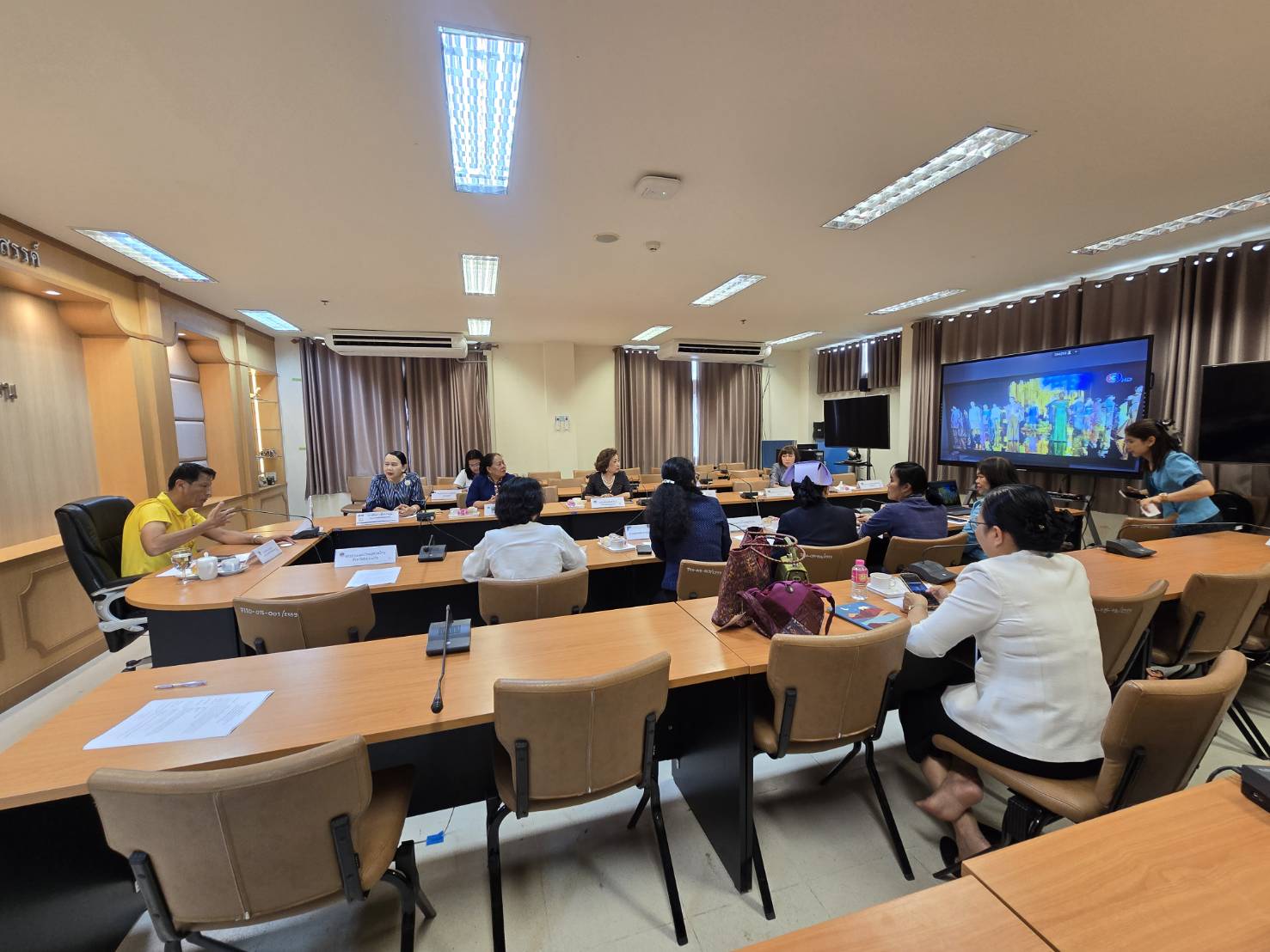 พช.ขอนแก่น : จัดประชุมเตรียมความพร้อมการจัดกิจกรรมเดินแบบผ้าไทยเพื่อการกุศล เพื่อนำรายได้มอบให้โรงพยาบาลขอนแก่น