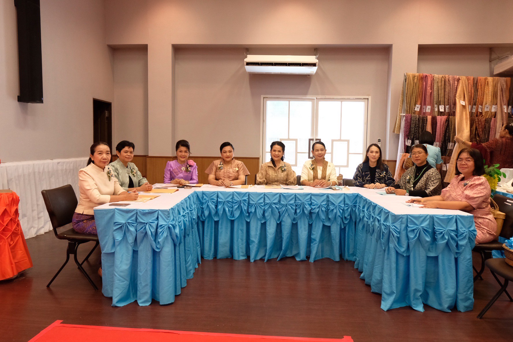 พช.ขอนแก่น : ประกวดผ้าลายพระราชทาน “ผ้าลายสิริราชพัสตราภรณ์” และงานหัตถกรรม ระดับจังหวัด ประจำปี 2568