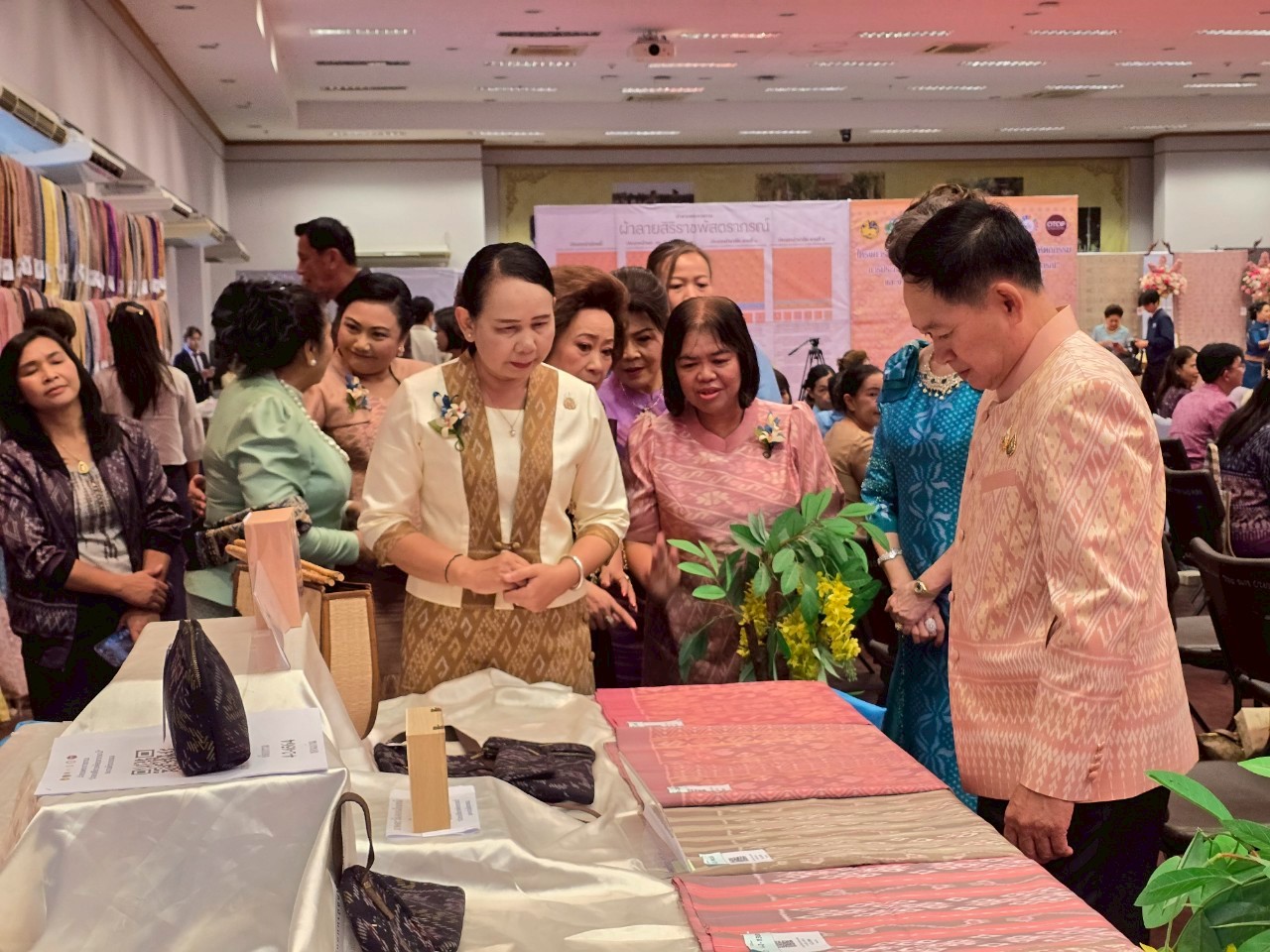 พช.ขอนแก่น : ประกวดผ้าลายพระราชทาน “ผ้าลายสิริราชพัสตราภรณ์” และงานหัตถกรรม ระดับจังหวัด ประจำปี 2568