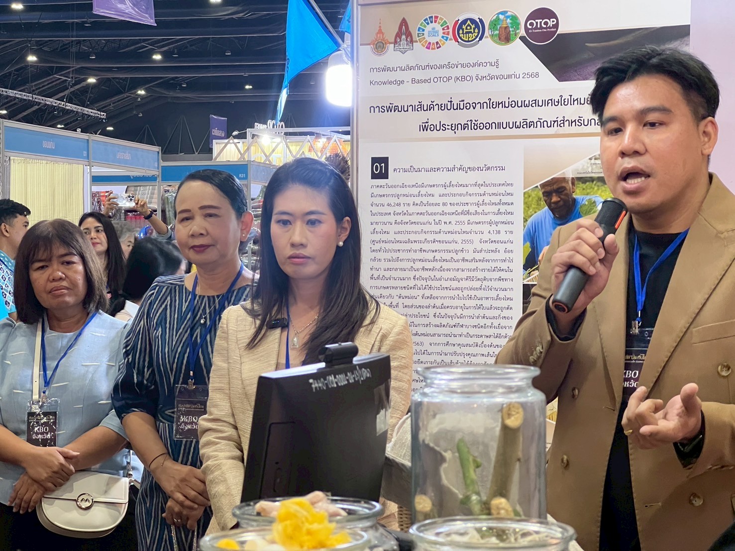 พช.ขอนแก่น : นำกลุ่มลำปองผ้างาม บ้านสวนกล้วย ตำบลบ้านเรือ อำเภอภูเวียง จังหวัดขอนแก่น เข้าร่วมประกวดผลงานโครงการ Knowleged Based OTOP : KBO รอบที่ 1 ในงาน “ศิลปาชีพประทีปไทย OTOP หลอมดวงใจ ด้วยพระบารมี”