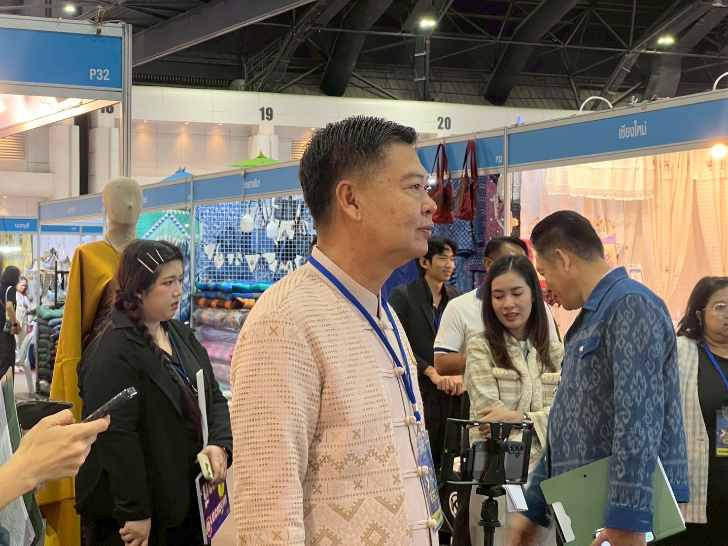 พช.ขอนแก่น : นำกลุ่มลำปองผ้างาม บ้านสวนกล้วย ตำบลบ้านเรือ อำเภอภูเวียง จังหวัดขอนแก่น เข้าร่วมประกวดผลงานโครงการ Knowleged Based OTOP : KBO รอบที่ 1 ในงาน “ศิลปาชีพประทีปไทย OTOP หลอมดวงใจ ด้วยพระบารมี”