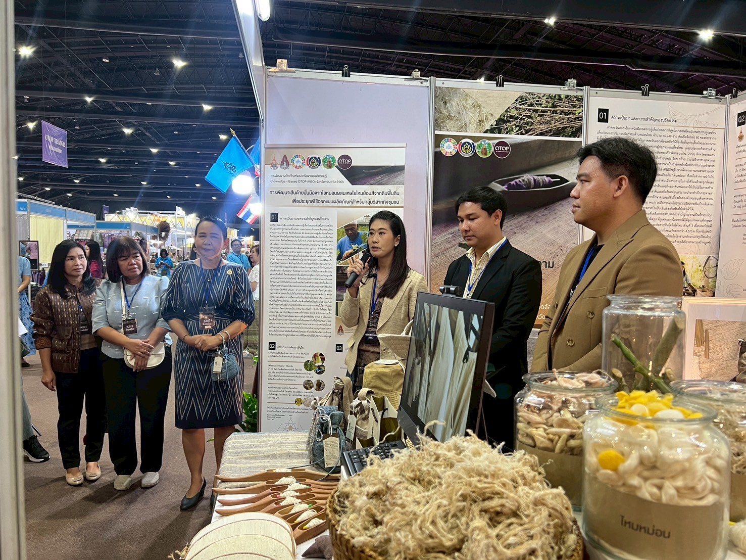 พช.ขอนแก่น : นำกลุ่มลำปองผ้างาม บ้านสวนกล้วย ตำบลบ้านเรือ อำเภอภูเวียง จังหวัดขอนแก่น เข้าร่วมประกวดผลงานโครงการ Knowleged Based OTOP : KBO รอบที่ 1 ในงาน “ศิลปาชีพประทีปไทย OTOP หลอมดวงใจ ด้วยพระบารมี”