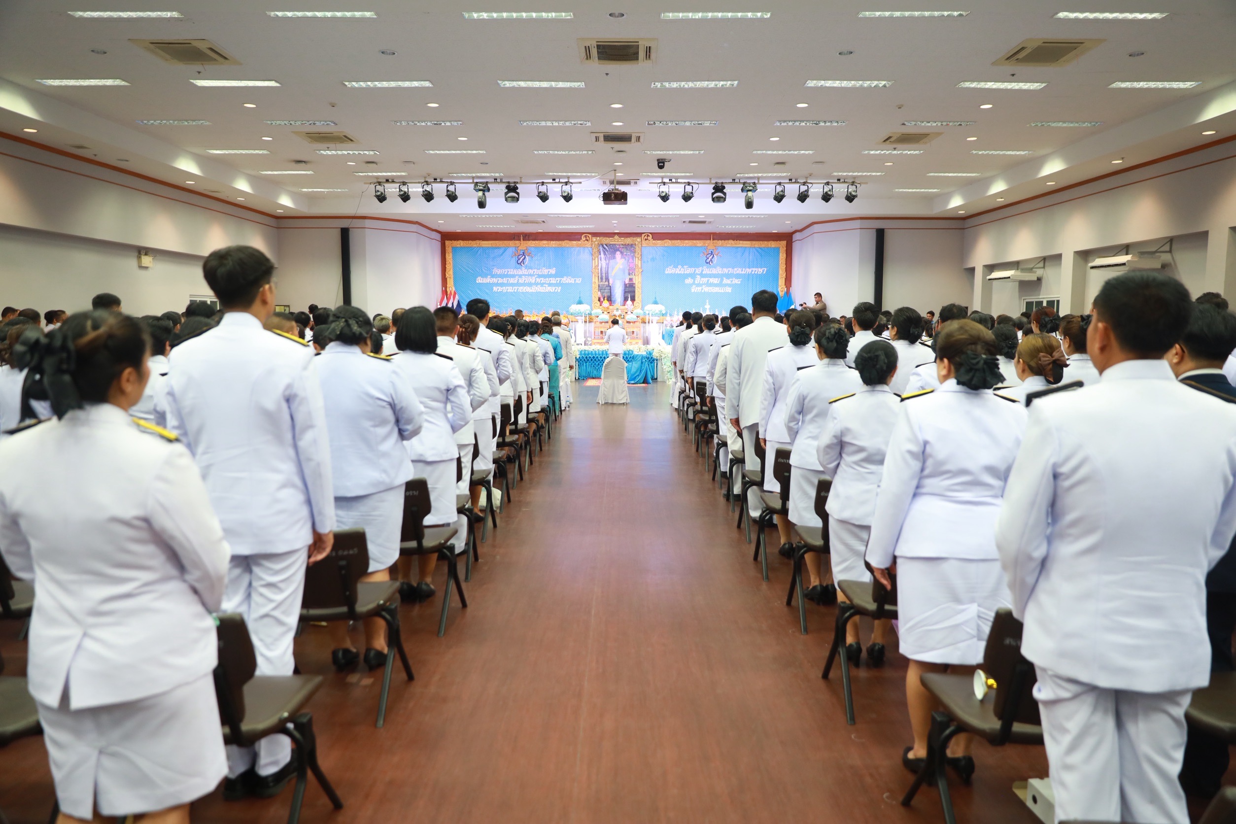 จังหวัดขอนแก่น : ประกอบพิธีถวายเครื่องราชสักการะและวางพานพุ่ม พิธีจุดเทียนถวายพระพรชัยมงคล สมเด็จพระนางเจ้าสิริกิติ์ พระบรมราชินีนาถ พระบรมราชชนนีพันปีหลวง เนื่องในโอกาสวันเฉลิมพระชนมพรรษา 12 สิงหาคม 2568