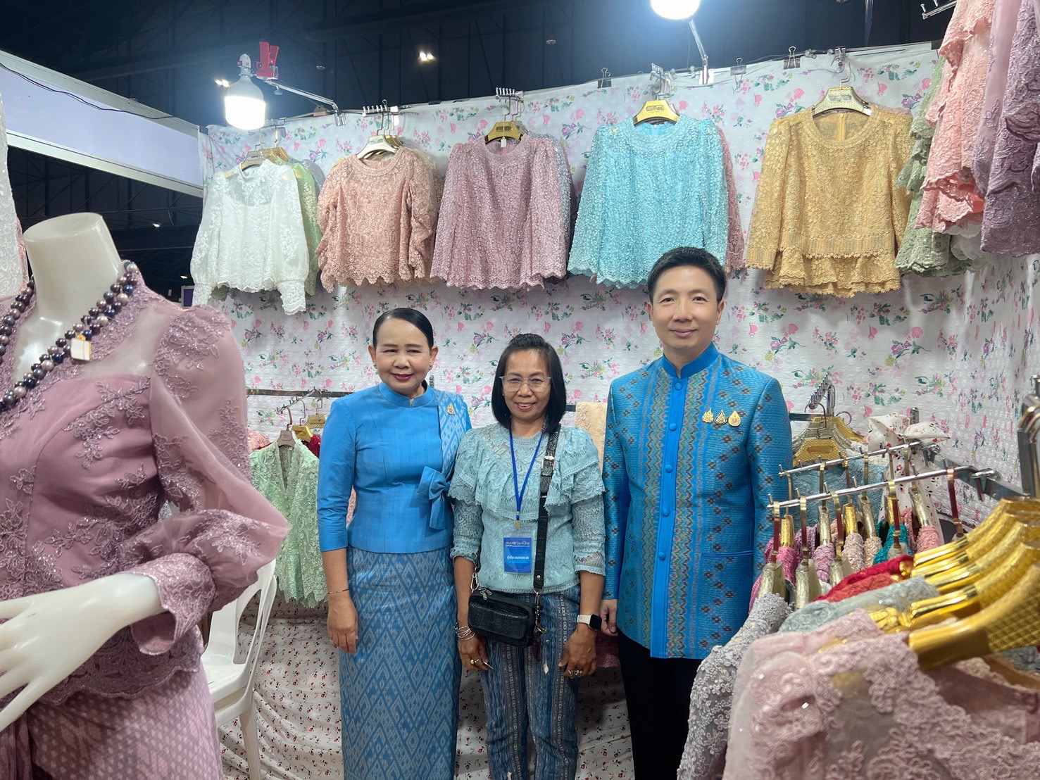 พช.ขอนแก่น : ร่วมเปิดงาน “OTOP ศิลปาชีพประทีปไทย OTOP หลอมดวงใจ ด้วยพระบารมี” ภายใต้แนวคิด จากสองมือคนไทย…สู่หัวใจคนทั้งโลก (From Hand To Heart)