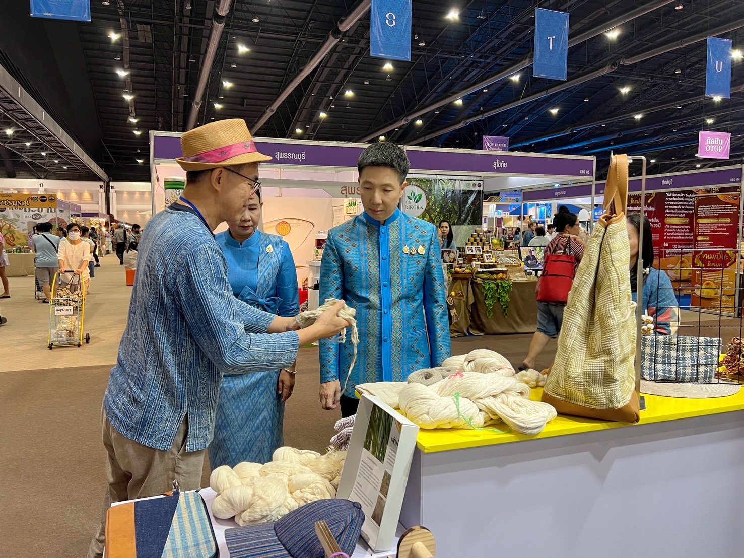 พช.ขอนแก่น : นำผู้ผลิต ผู้ประกอบการ OTOP เข้าร่วมจำหน่ายสินค้าในงาน OTOP ศิลปาชีพ ประทีปไทย OTOP หลอมดวงใจด้วยพระบารมี “FROM HAND TO HEART จากมือคนไทย สู่หัวใจคนทั้งโลก” ระหว่างวันที่ 9 – 17 สิงหาคม 2568 ณ อาคารชาเลนเจอร์ 1-3 อิมแพ็ค เมืองทองธานี อ.ปากเกร็ด จ.นนทบุรี (วันที่3)