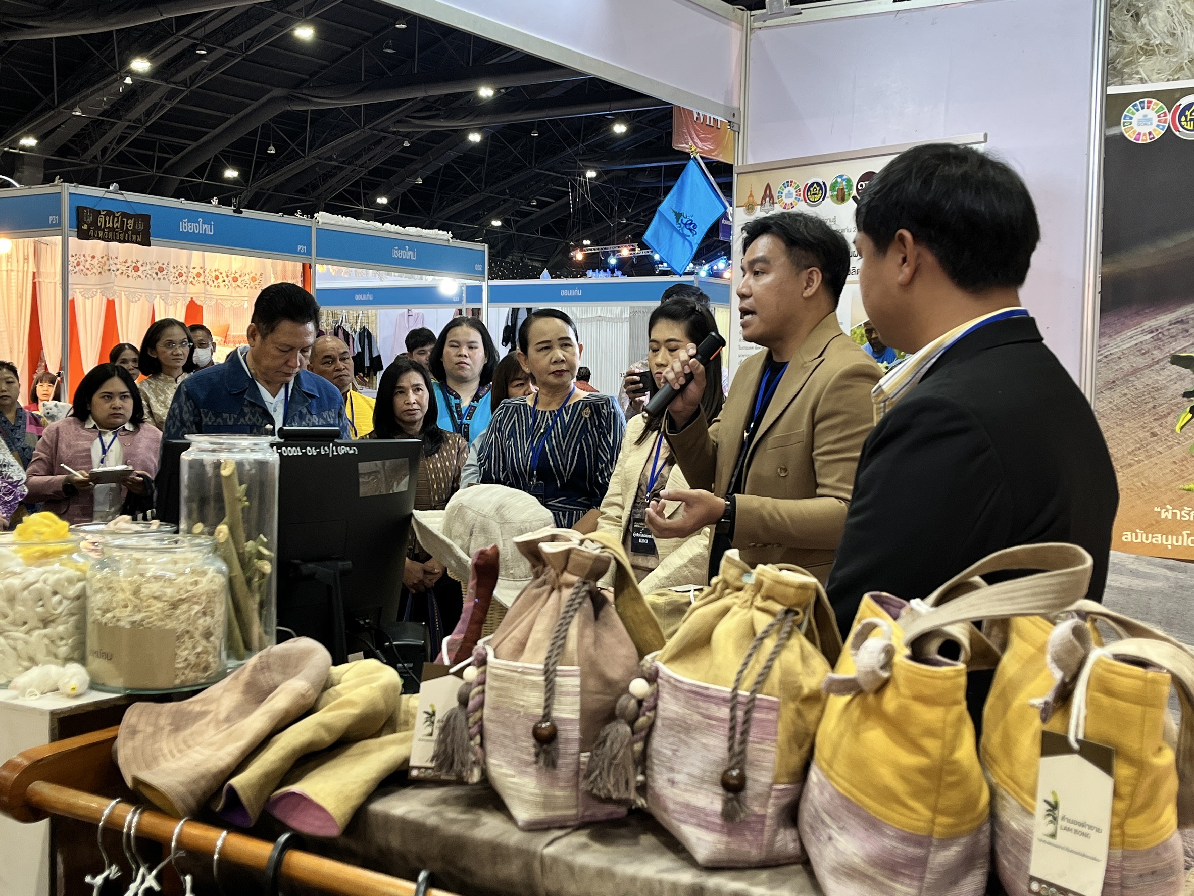 พช.ขอนแก่น : นำกลุ่มลำปองผ้างาม บ้านสวนกล้วย ตำบลบ้านเรือ อำเภอภูเวียง จังหวัดขอนแก่น เข้าร่วมประกวดผลงานโครงการ Knowleged Based OTOP : KBO รอบที่ 1 ในงาน “ศิลปาชีพประทีปไทย OTOP หลอมดวงใจ ด้วยพระบารมี”