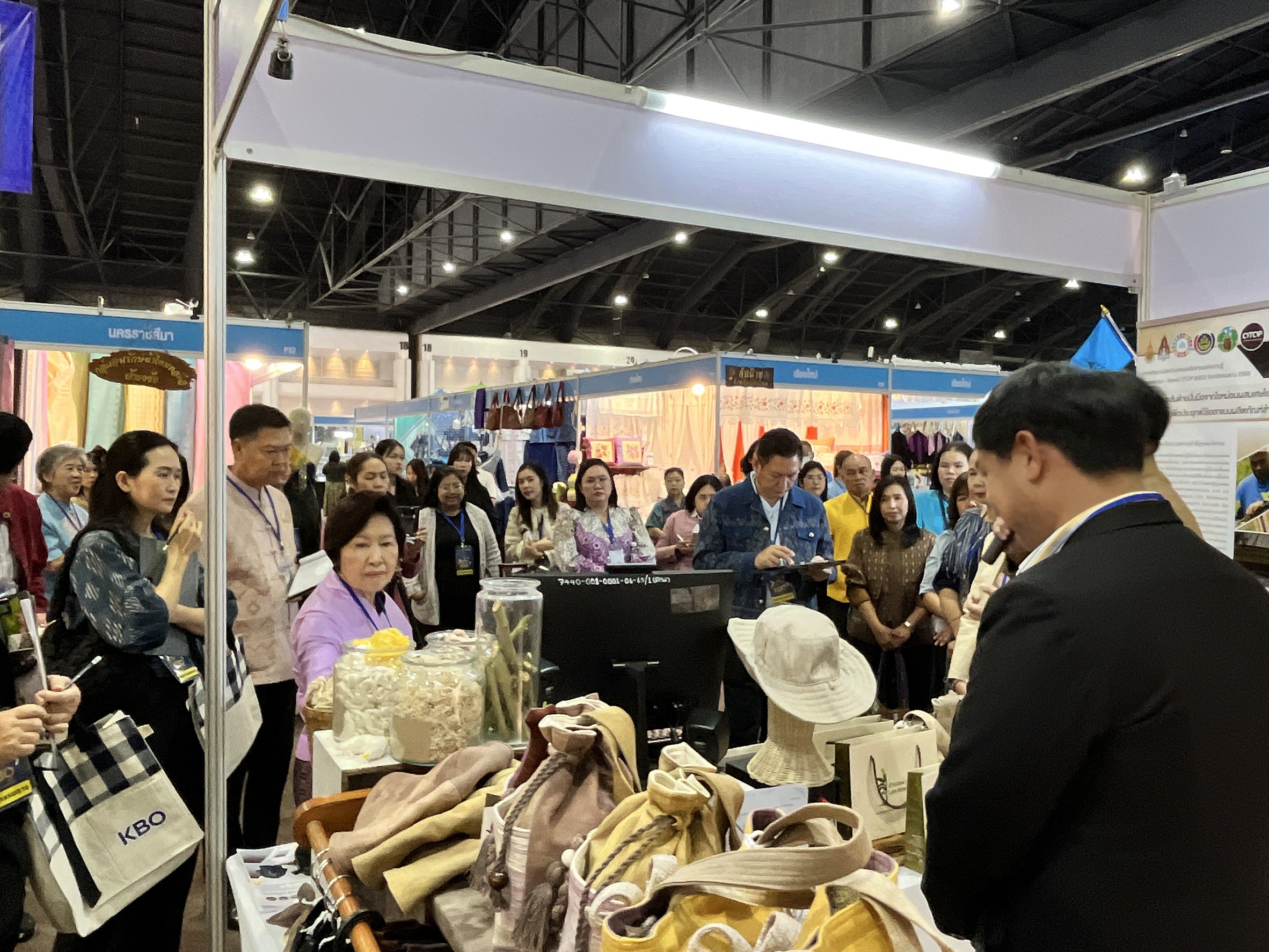 พช.ขอนแก่น : นำกลุ่มลำปองผ้างาม บ้านสวนกล้วย ตำบลบ้านเรือ อำเภอภูเวียง จังหวัดขอนแก่น เข้าร่วมประกวดผลงานโครงการ Knowleged Based OTOP : KBO รอบที่ 1 ในงาน “ศิลปาชีพประทีปไทย OTOP หลอมดวงใจ ด้วยพระบารมี”
