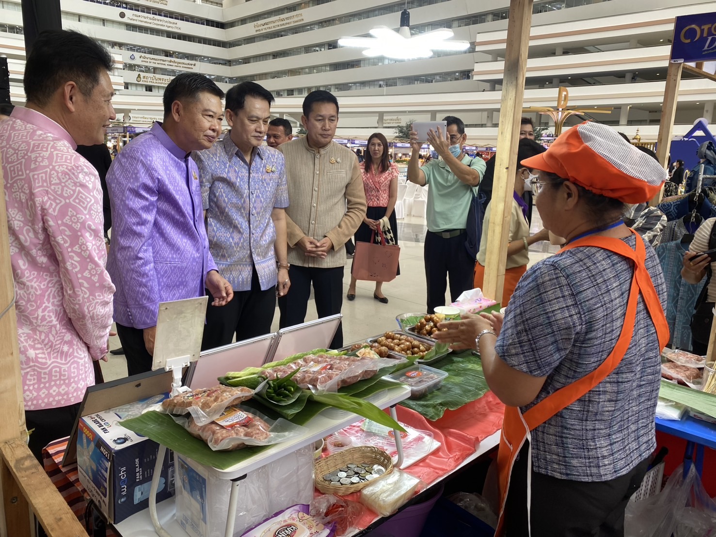 จังหวัดขอนแก่น : นำผู้ผลิต ผู้ประกอบการ OTOP เข้าร่วมแสดงและจำหน่ายสินค้า ในกิจกรรมการประชาสัมพันธ์สร้างการรับรู้การพัฒนาผลิตภัณฑ์ OTOP กลุ่มปรับตัวสู่การพัฒนา (Quadrant D) ให้มีคุณภาพมาตรฐาน ณ ลานอเนกประสงค์ ชั้น 2 อาคารรัฐประศาสนภักดี (อาคาร B) ศูนย์ราชการเฉลิมพระเกียรติฯ แขวงทุ่งสองห้อง เขตหลักสี่ กทม.
